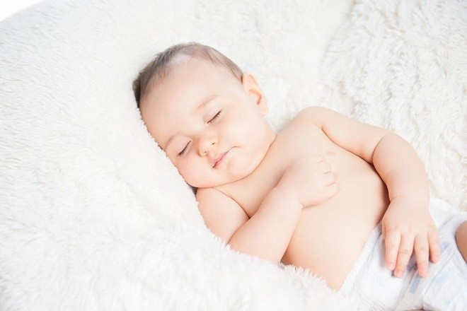 trẻ sơ sinh không được giữ ấm khi ngủ dễ bị tay chân lạnh