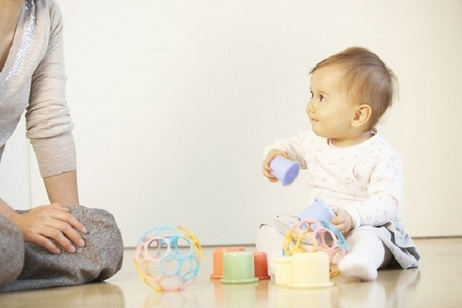 cho bé chơi đùa và tham gia nhiều hoạt động cùng bố mẹ
