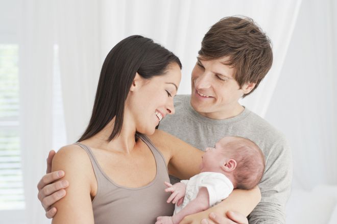 ba mẹ bế em bé