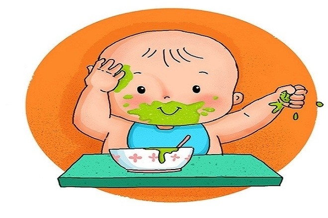 bé tập ăn dặm