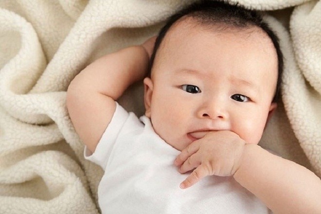 bé bỏ tay vào miệng mút