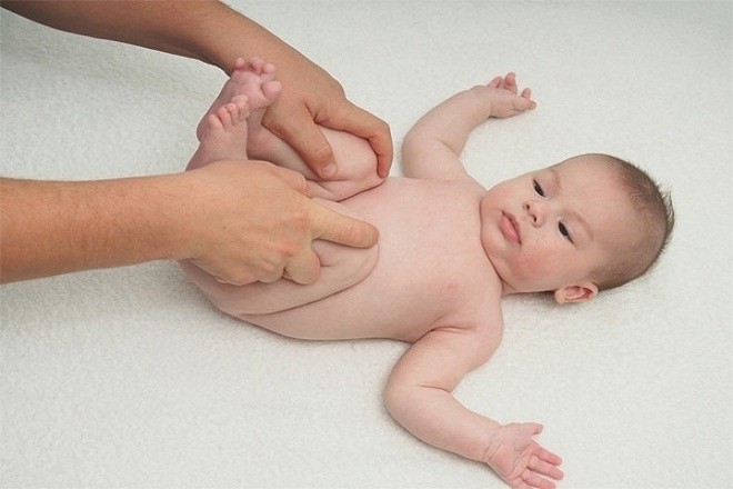 mẹ gập đầu gối cho bé