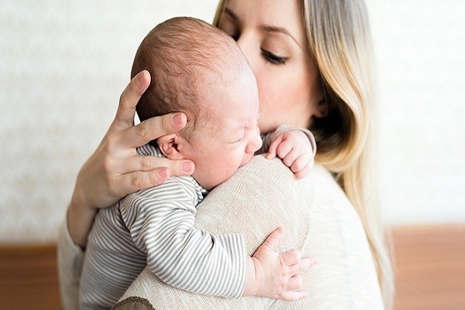 trẻ sơ sinh bị cảm khóc gắt