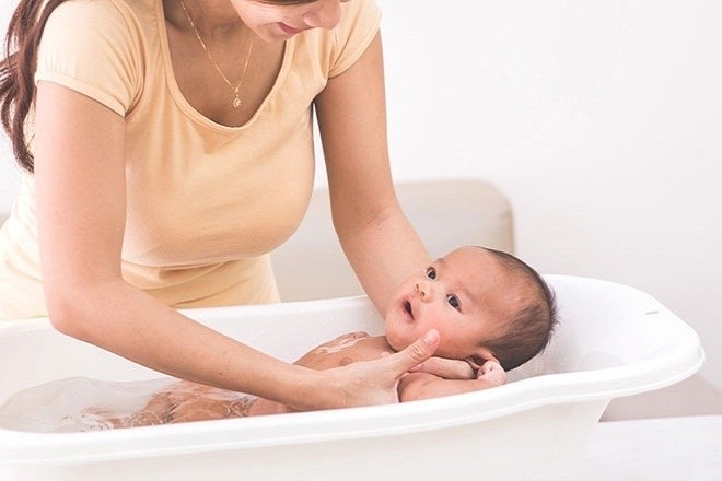 mẹ tắm nước ấm cho bé