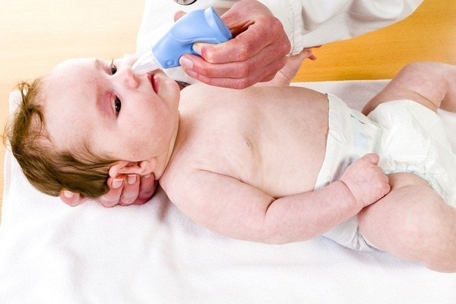 mẹ rửa mũi cho bé bị cảm