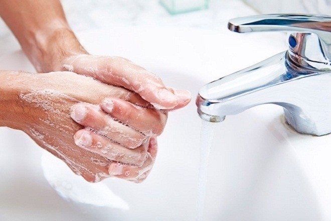 rửa tay thật sạch trước khi bế bé