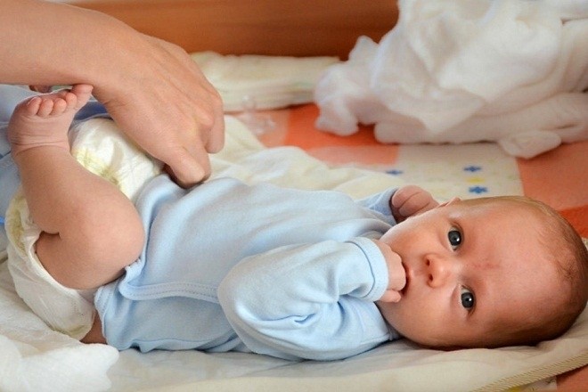 mẹ thay tả cho bé