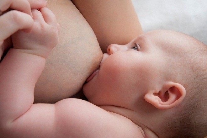 bé bú sữa mẹ
