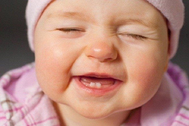 bé mọc răng sữa cười tươi