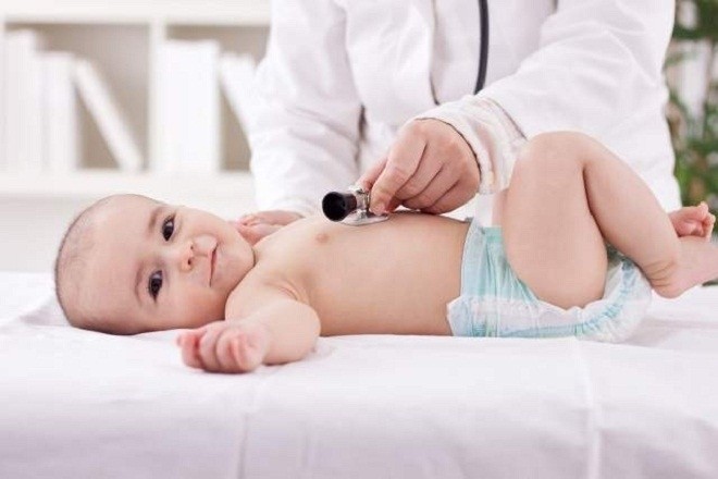 bác sĩ khám cho trẻ sơ sinh đi ngoài phân xanh
