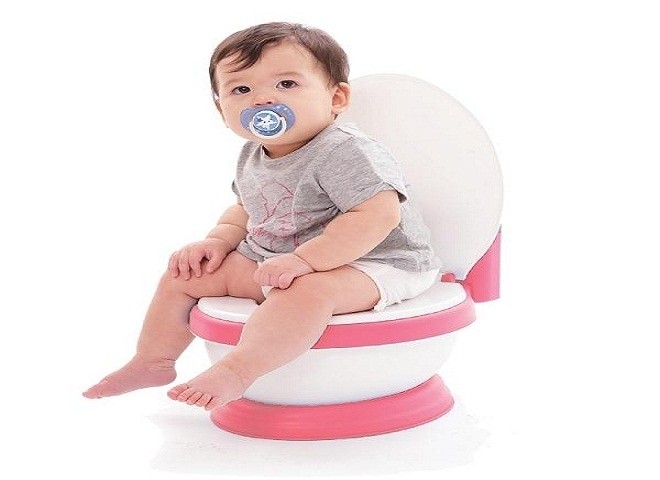 bé ngồi bô để đi ngoài