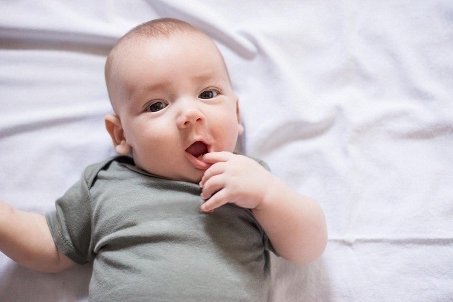 bé bỏ tay vào miệng mút