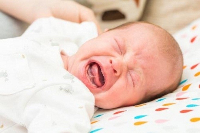 trẻ quấy khóc vì đau bụng