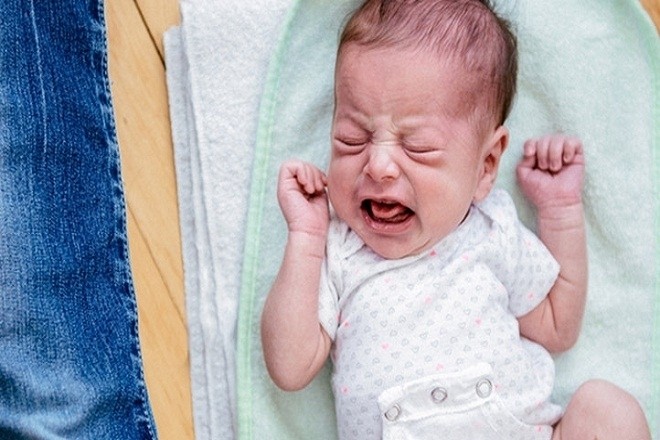 bé bị đau bụng khóc gắt