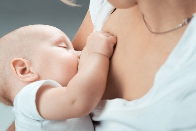 bé bú sữa mẹ