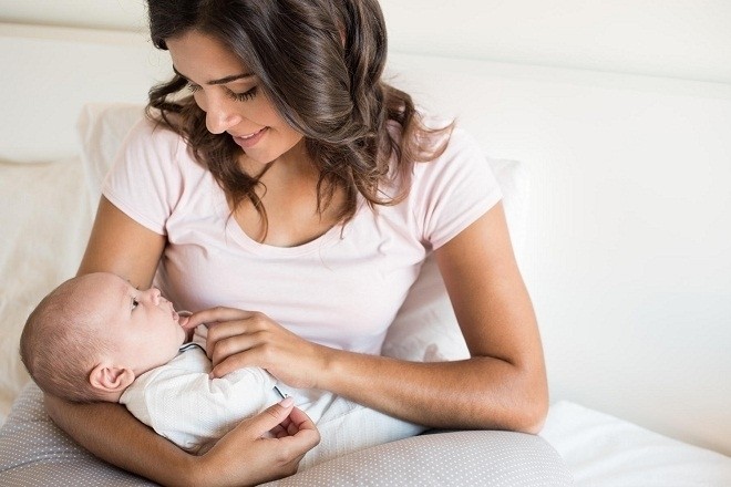 mẹ bế bé trên tay để trò chuyện