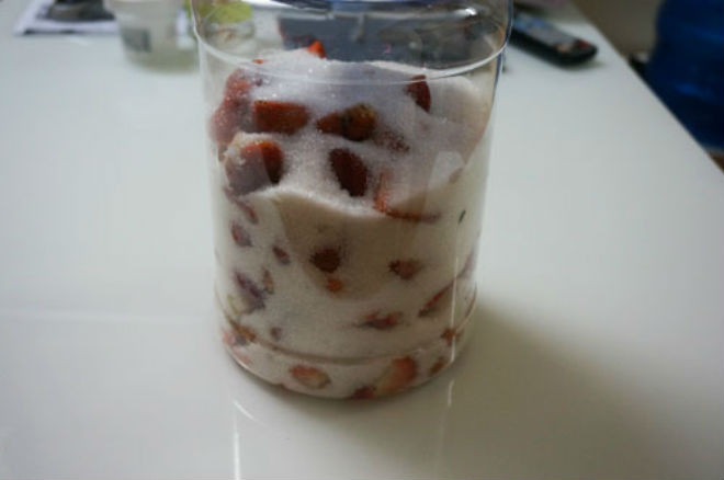 ngâm dâu tây với đường
