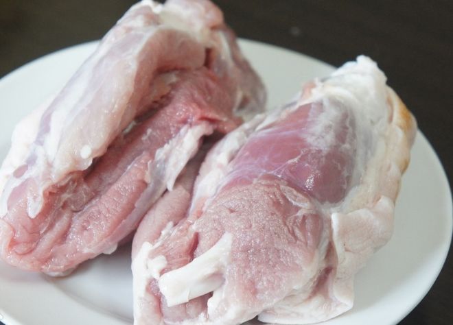 thịt ba chỉ rửa sạch, để ra đĩa cho ráo