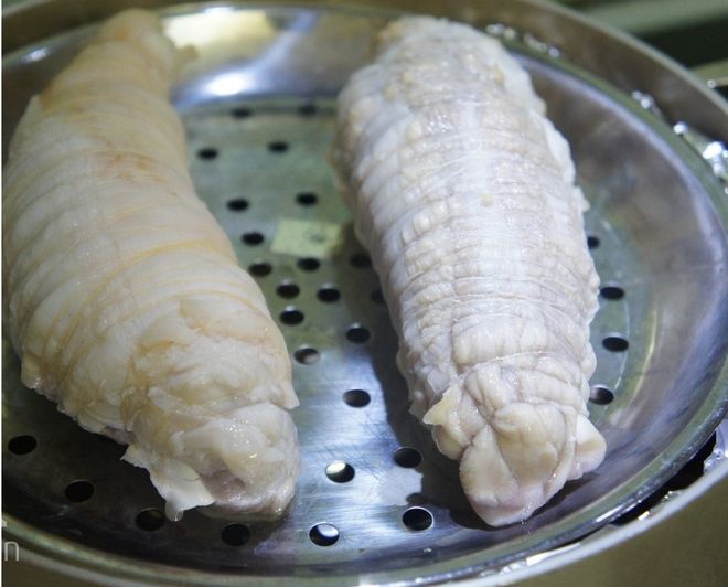 dùng dây dù buộc chặt cuộn thịt lại