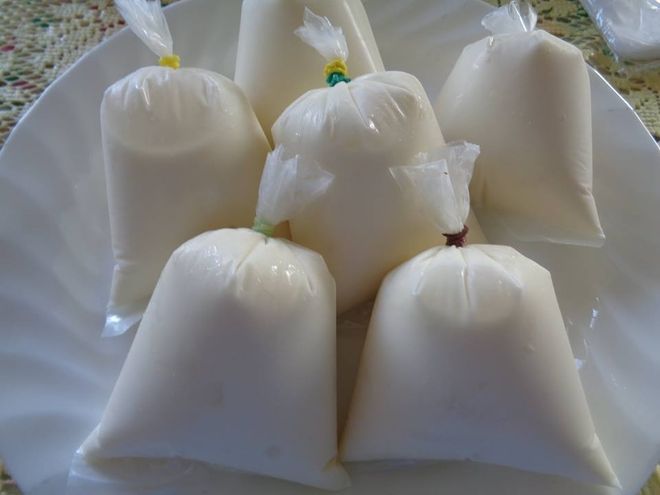 đổ nước cốt dừa vào túi nilon