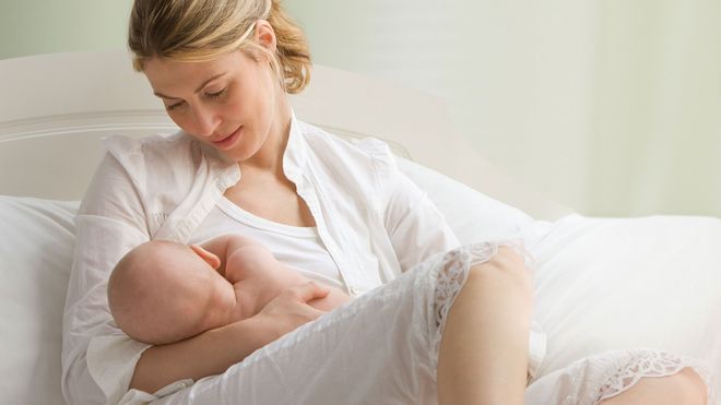 cho trẻ bú sữa mẹ