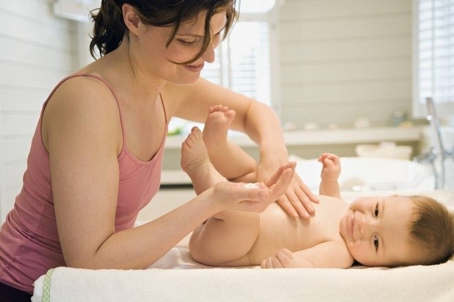 bé thích thú khi được mẹ massage mỗi ngày