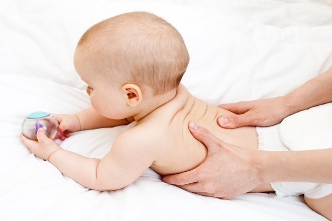 massage giúp bé cảm thấy thoải mái và dễ chịu hơn