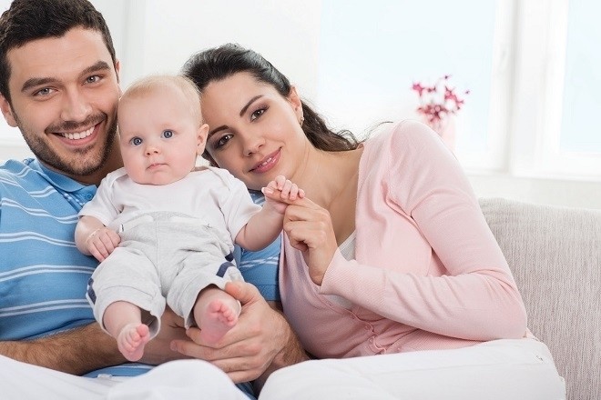 bố mẹ cười đùa vui vẻ bên con yêu của mình