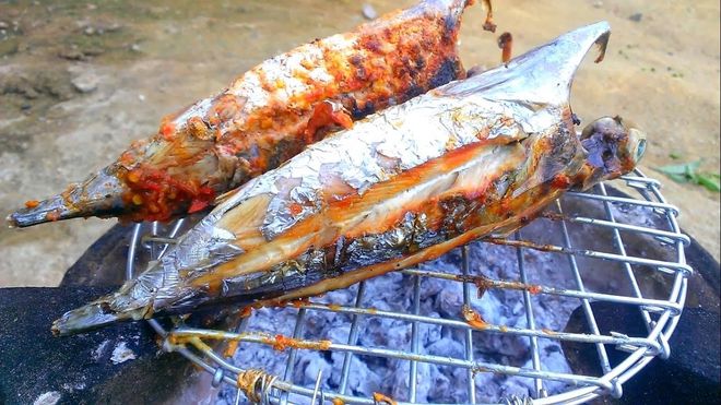nướng cá trực tiếp trên bếp than hoa