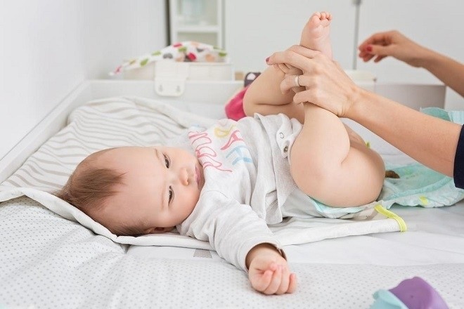 trẻ sơ sinh rất dễ bị ị són nếu đường ruột không tốt
