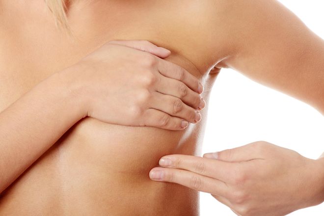 Khi có thai, bầu ngực trở nên lớn hơn, vùng núm sậm màu và nổi các tĩnh mạch
