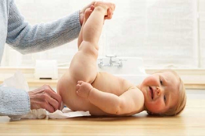 mẹ đang vệ sinh cho bé sau khi đi đại tiện