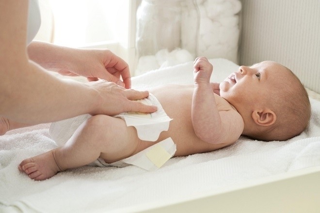 mẹ mặc tã cho bé sau khi đi đại tiện