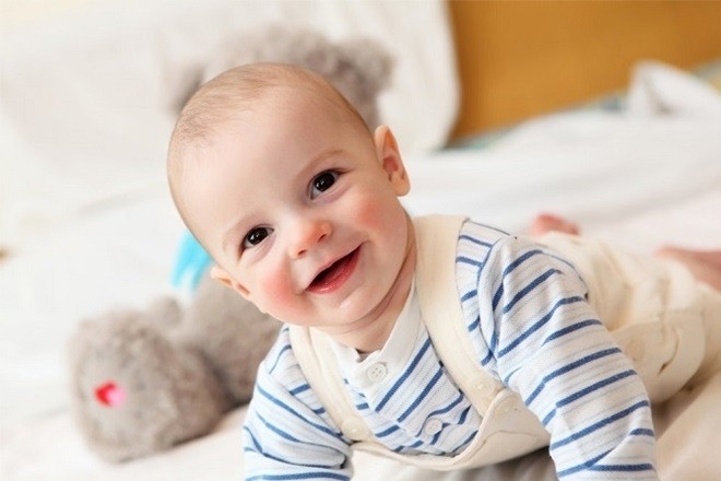 trẻ sơ sinh ít đi đại tiện nhưng vẫn tươi cười vui vẻ