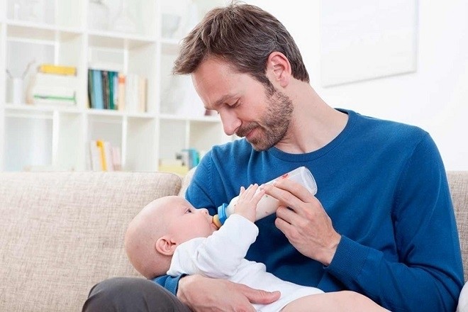 bố cho con uống sữa công thức phù hợp