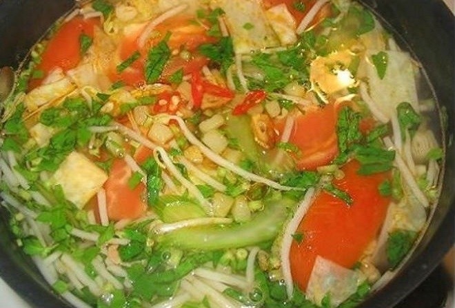 cho nước cốt me vào canh chua
