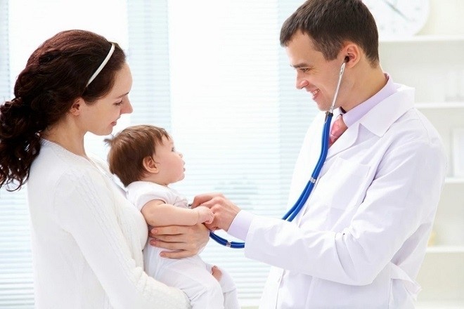 khi con bị ho nhiều mẹ nên đưa bé đi khám bác sĩ