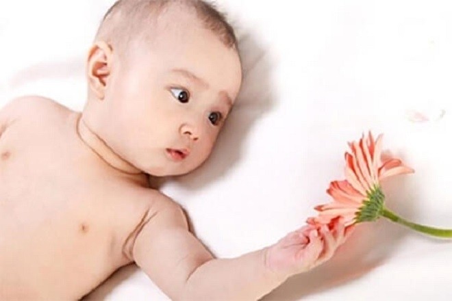 bé cầm bông hoa