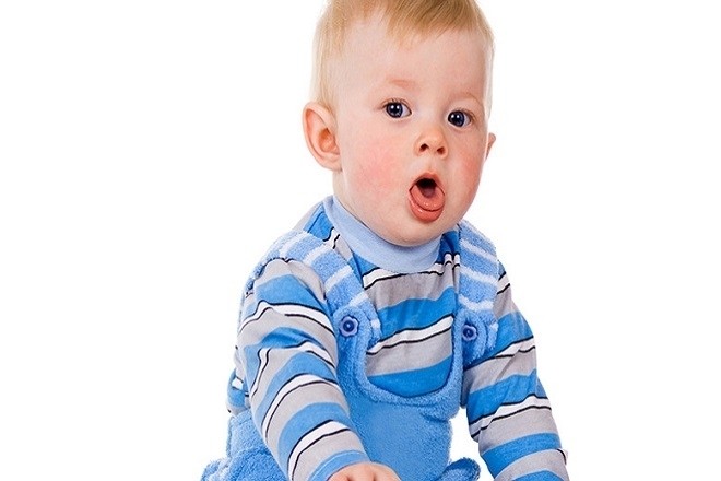 sự thay đổi của thời tiết rất dễ khiến bé bị ho