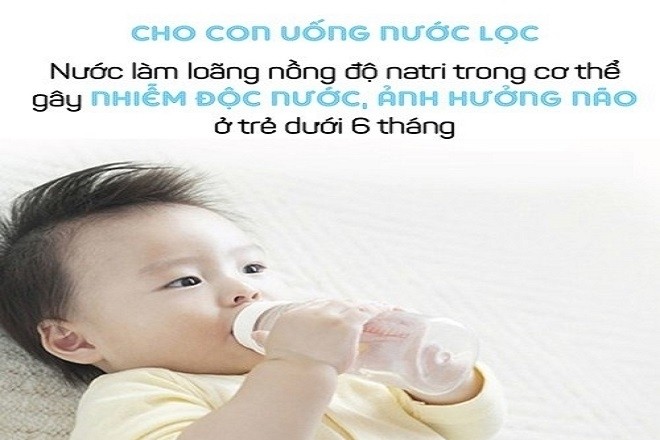 bé cầm bình nước