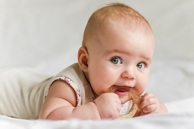 bé cắn đồ ngậm nướu