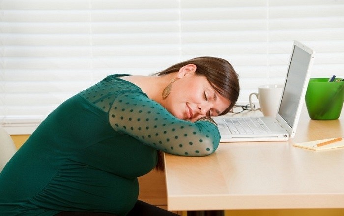 Mẹ bầu nằm gục trên bàn rất nguy hiểm