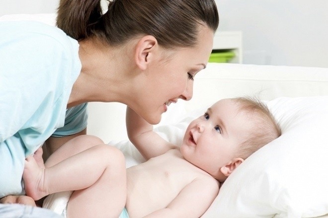 mẹ chơi với trẻ sơ sinh