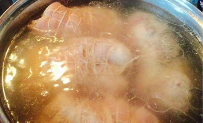 cho thịt vào nồi luộc chín