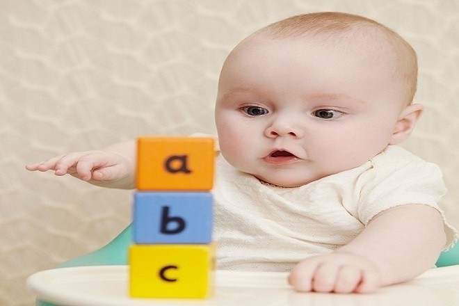 bé chơi xếp ô chữ