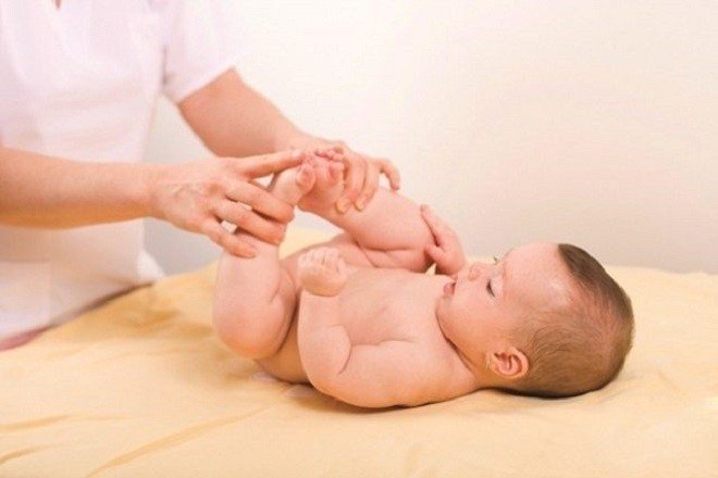 kiểm tra vùng kín của bé vì có thể bị viêm nhiễm