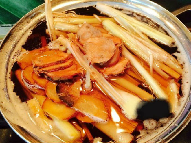 nấu nước mắm riềng sả để ngâm thịt