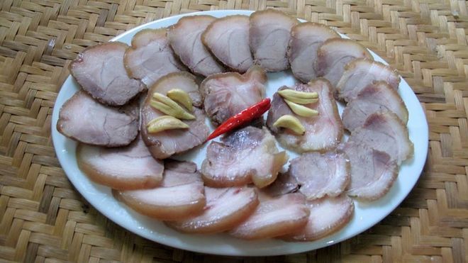 thái thịt thành từng lát vừa ăn