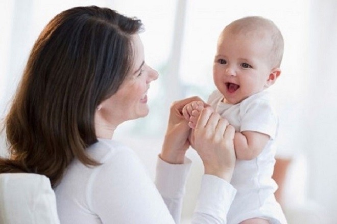 mẹ chăm sóc bé 6 tháng tuổi