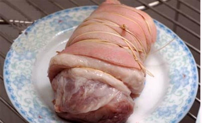 thịt chân giò rửa sạch, dùng lạt bó tròn miếng thịt